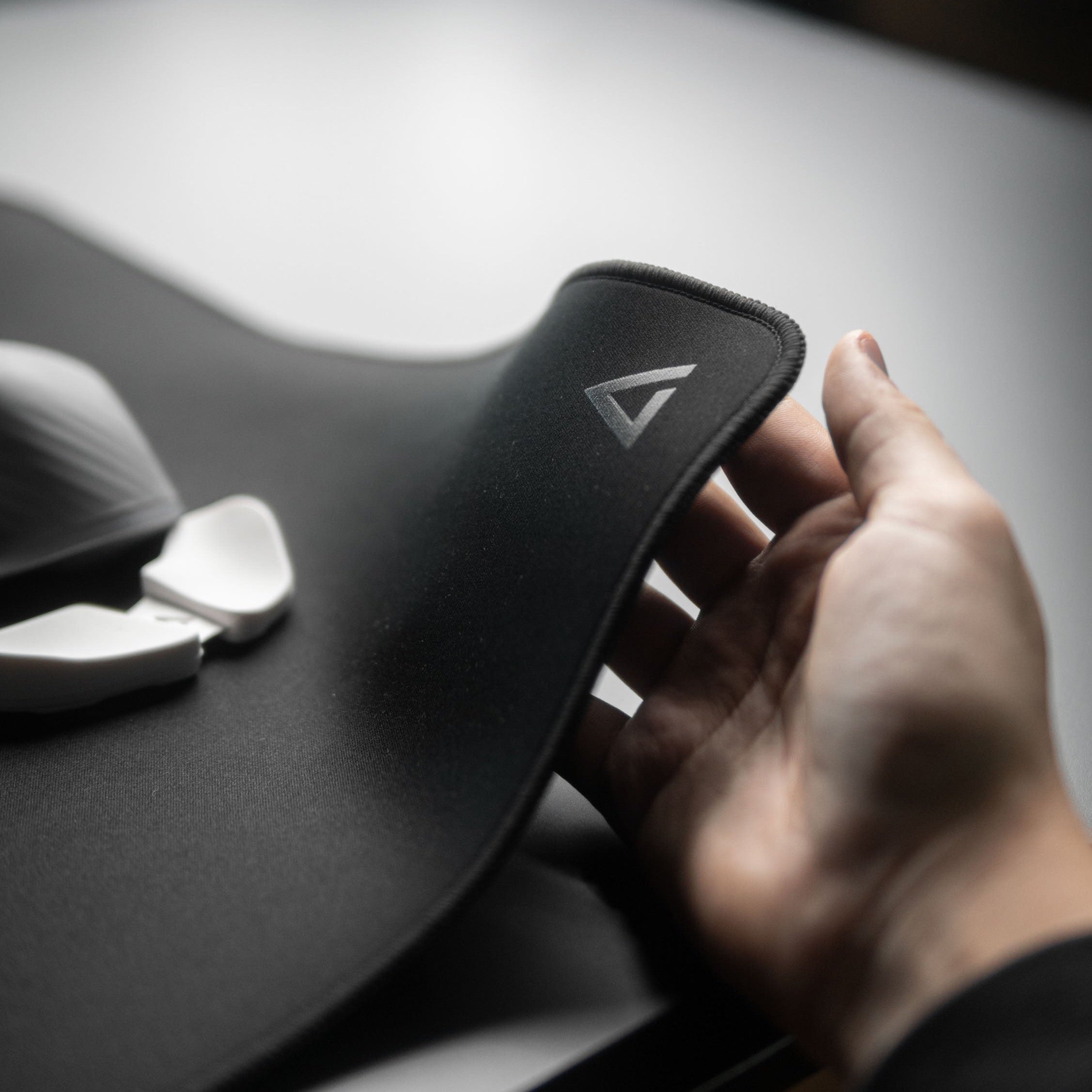 deltahub-gaming-desk-mat-schreibtischunterlage-large-schwarz-wasserab image 3
