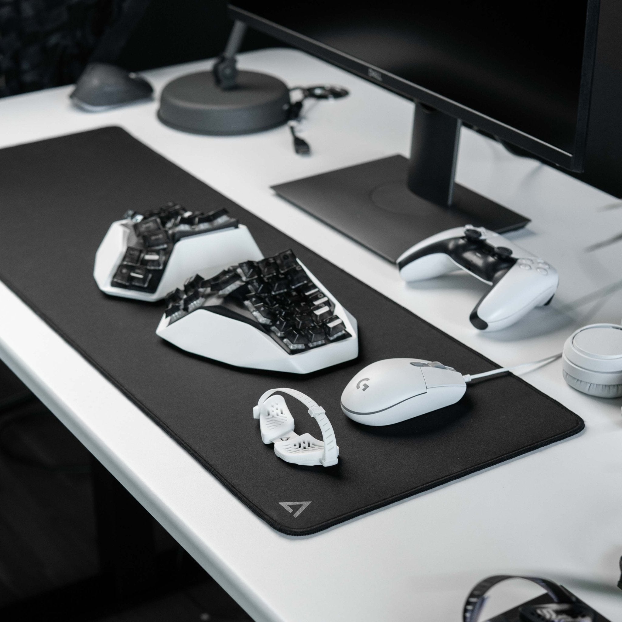 deltahub-gaming-desk-mat-schreibtischunterlage-large-schwarz-wasserab image 4